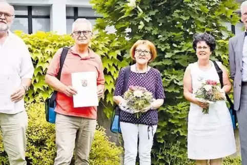 Schulleiter Rainer Sprotte (re.) verabschiedet seine Kollegen (v. li.): Dieter Hauck, Walter Boes, Bärbel Haas und Sonja Burg.