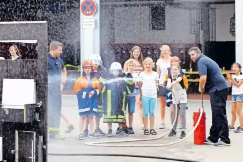 Wasser marsch: Die Spritzwand war einer der Höhepunkte beim Feuerwehrtag.