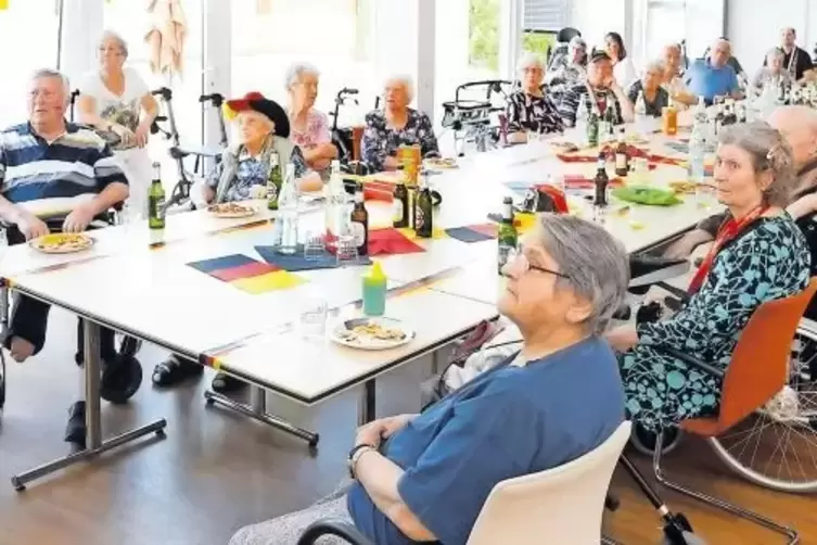 Enttäuscht: die Bewohner des Awo-Seniorenhauses nach dem Ausscheiden der DFB-Elf bei der WM in Russland.