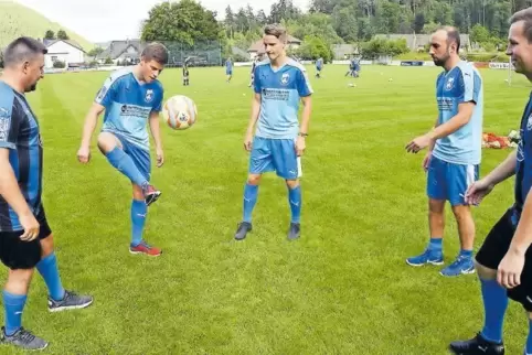 Drei der vier Neuen des SV Hinterweidenthal waren beim Trainingsauftakt am Montag da: (von links) Trainer Denis Jung, Max Becker