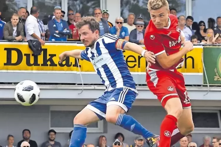 Kopfballstark: FCK-Stürmer Elias Huth. Links Verteidiger Frederik Bayer von Viktoria Herxheim.