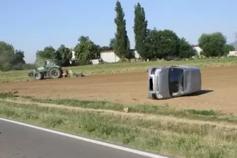 Das Auto landete auf der Fahrerseite.  Foto: Polizei 