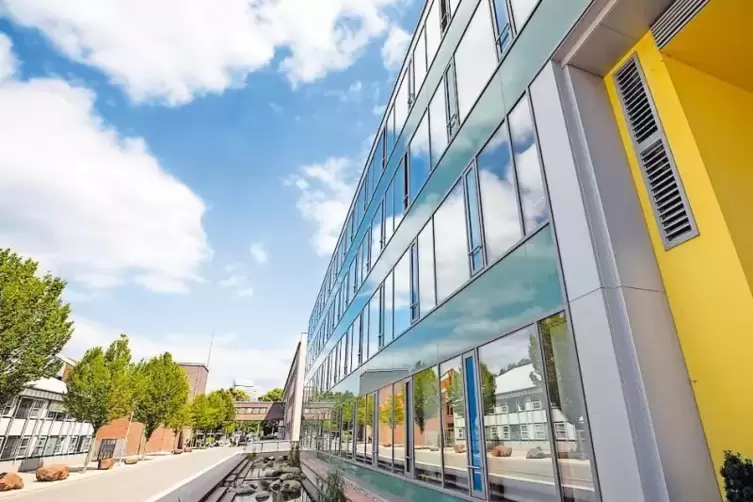 Moderne Architektur gibt dem Campus Kammgarn ein neues Gesicht, hier das Verwaltungsgebäude.