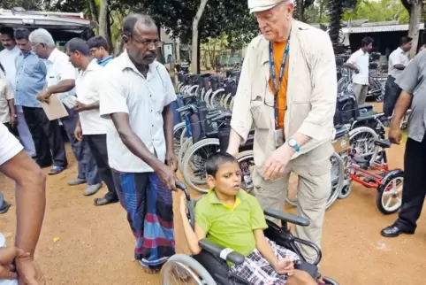 Hans-Peter Dentler (rechts) ist der Mann für die Behindertenhile. Wie hier in Sri Lanka.