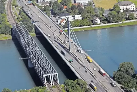 Die Auto-Rheinbrücke bei Wörth wird während der Sanierung 14 Monate lang noch mehr zum Nadelöhr als sonst. Die daneben liegende 