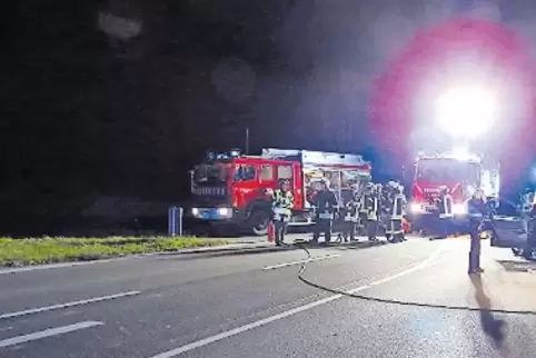 Bei Dunkelheit fuhr der laut Polizei betrunkene Neustadter in ein Einsatzfahrzeug.