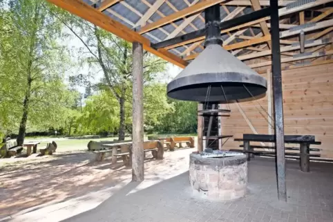 Eine von zahlreichen Grillhütten im Kreis: Die Anlage am Drehenthalerhof wurde 2017 neu hergerichtet. Im Innern der Hütte ist Pl