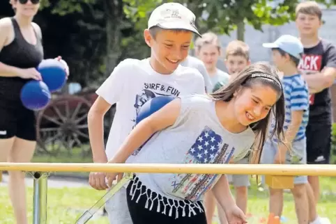 Man klemme einen Luftballon zwischen zwei Kinder (hier Lena und Max), schicke sie auf eine Hindernislauf ? und alle haben Spaß.
