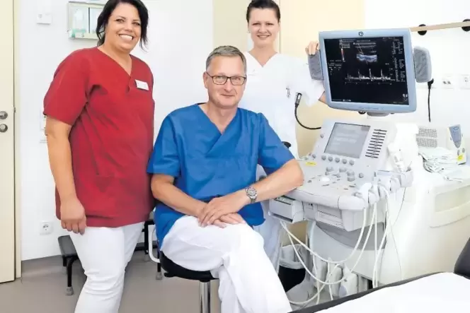 Eingespieltes Team: Professor Gerhard Rümenapf mit Anja Ley (links) und Evgenija Olejnik, Gesundheit- und Krankenpflegerin und S Eingespieltes Team: Professor Gerhard Rümenapf mit Anja Ley (links) und Evgenija Olejnik, Gesundheit- und Krankenpflegerin und S