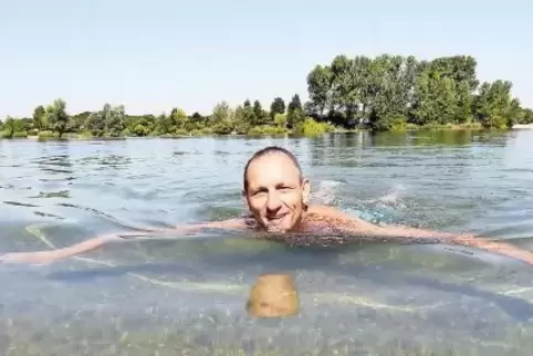 Erfrischend: Badegast Klaus lässt sich im Wolfgangsee treiben.
