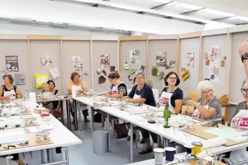 Die Bastel-Ladys-Runde und der Han im Korb, Atelierleiter Sebastian Wiehe.