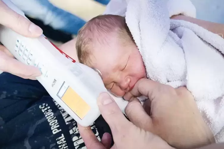 Baby Mara Loreley profitiert von dem Gerät, das die Bilirubin-Konzentration schmerzfrei über die Haut bestimmt.