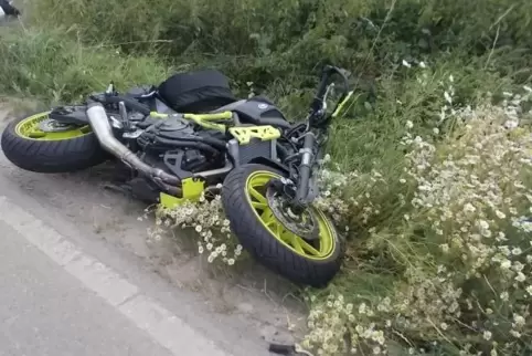 Der verunglückte Motorradfahrer musste in ein Krankenhaus gebracht werden.  Foto: Polizei/frei
