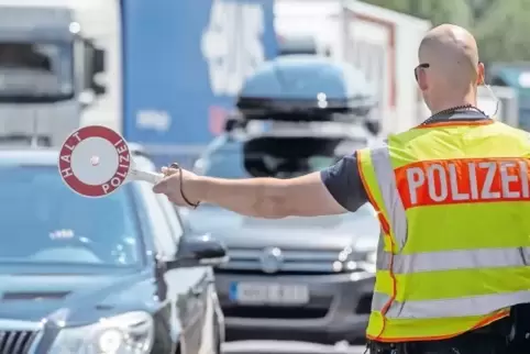 Hält den Verkehr auf: Wenn die deutsche Polizei kontrolliert, wälzt sich der Verkehr von der Autobahn 3 durch die österreichisch