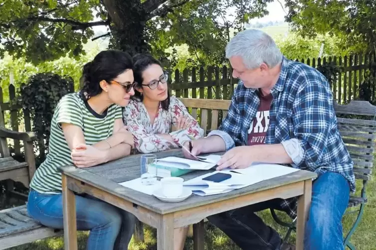 Stimmt das so? Ulf Stolterfoht mit der Lyrikerin Carmen Gallo (links) und der &Uuml;bersetzerin Chiara Caradonna.