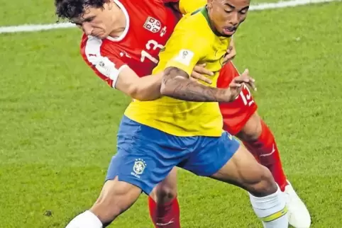Brasilien hängt sich voll rein: Gabriel Jesus, hier gegen den Serben Milos Veljkovic.
