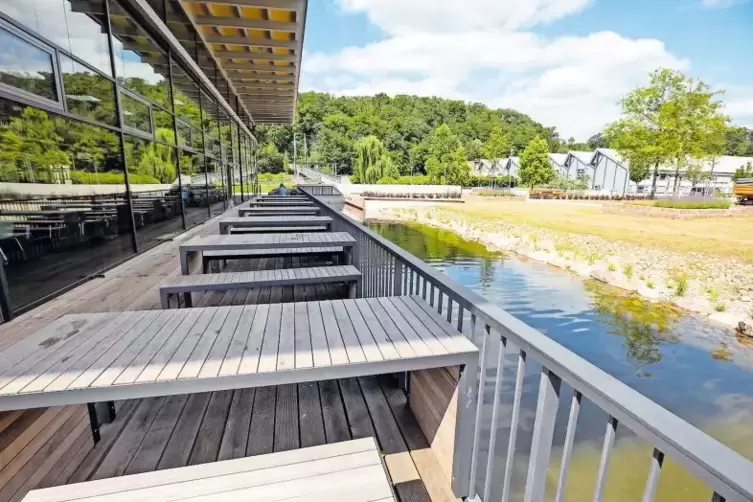 Von der Terrasse der Mensa hat der Gast einen beschaulichen Blick auf den Wasserlauf.