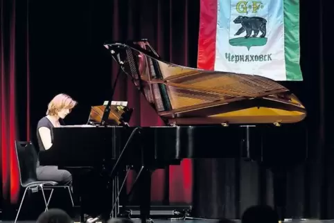 Das anspruchsvolle Programm des Abschiedsabends wurde von Sophie Bender am Flügel mit vier klassischen Darbietungen eröffnet.