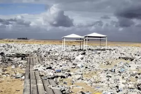 Ein generationenübergreifendes Problem: So können Mittelmeerstrände nach einem Sturm aussehen: Plastikmüll Anfang 2018 an einem 