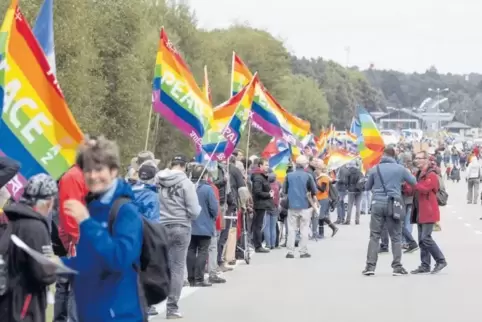 Demonstration vorm Westtor des Flugplatzes: Im September 2017 gab es hier eine Menschenkette aus Friedensaktivisten.