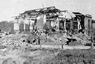 Die Festhalle nach der Zerstörung in der Bombennacht vom 14. März 1945 ...