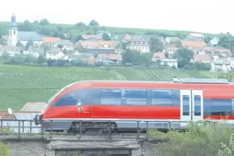 Die Zellertalbahn beim Überqueren einer Brücke bei Harxheim. Im Hintergrund Zell.