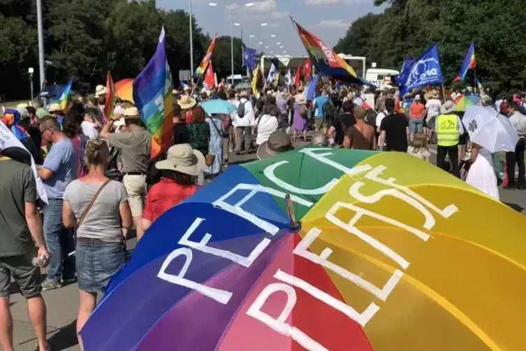 „Frieden, bitte!“ Demonstrationszug an der Air Base Ramstein.  Foto: View 