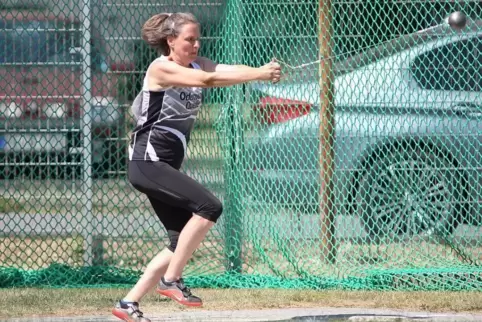 Schleudert den vier Kilo schweren Hammer über 40 Meter weit: Bettina Schardt.  Foto: Görlitz