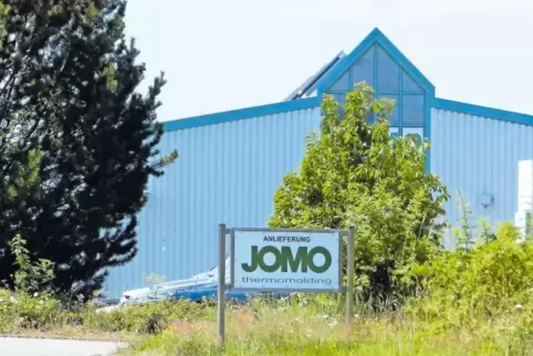 Noch 52 Mitarbeiter in Verwaltung und Produktion (Blick auf die Halle für die Fertigung von Einlegesohlen) hat Jomo in Rieschwei