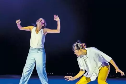 Scheindemokratie in einer Game Show: die Tänzerinnen Julie Pécard (links) und Michelle Cheung in „Circo“.