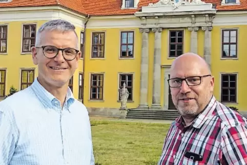 Marcel Jurkat (links) und Ralf Schüler vor dem Schloss Mosigkau in Dessau-Roßlau.