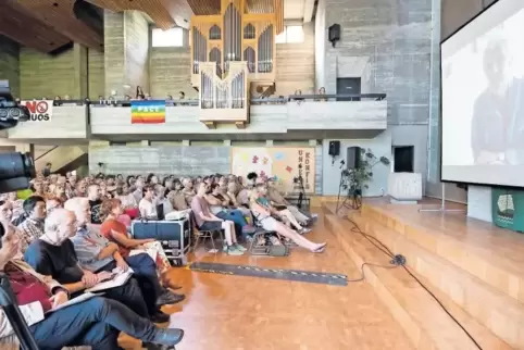 Die frühere ARD-Korrespondentin in Moskau, Gabriele Krone-Schmalz, schickte eine Videobotschaft in die Versöhnungskirche.