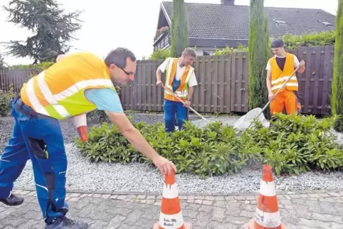 Römerberger Bauhof-Mitarbeiter im Einsatz: (von links) René Schall, Thorsten Kayser und Thomas Stadler.