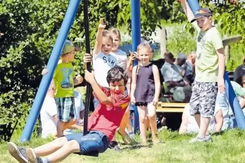 Freudiges Kinderlachen an der neuen Seilbahn in Käshofen. Aus Sicherheitsgründen wurde das Spielgerät nicht zu hoch gebaut.