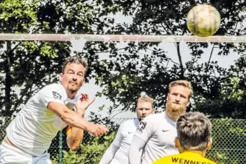 Christoph Happersberger (links) schmettert den Ball ins Feld des TV Waibstadt II. Tim Ohlrich (ganz hinten) und Ricardo Happersb
