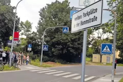 Hinter das Hinweisschild im Vordergrund setzen Anwohner ein Fragezeichen: In der Hammstraße gebe es keine ausgewiesenen Parkplät