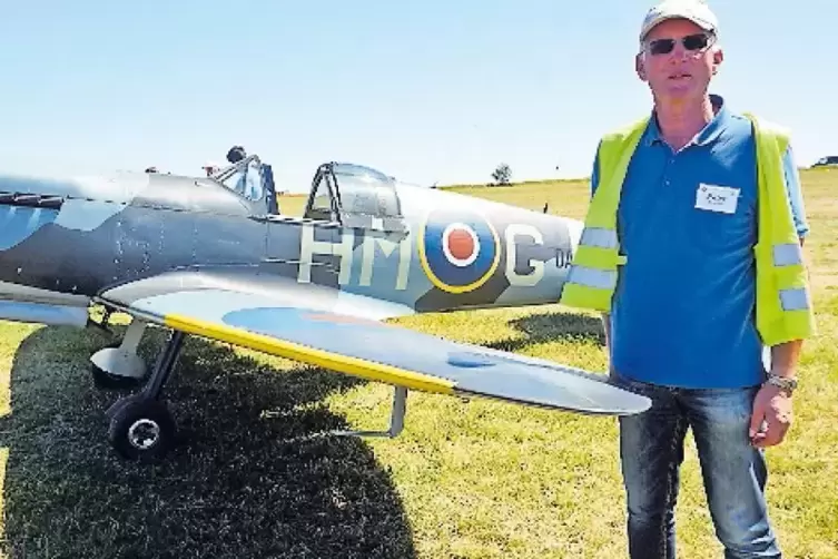 Nachbau einer Militärmaschine: Peter Hammann mit der Spitfire.