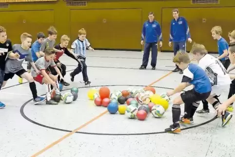 Jetzt geht’s los, wer ergattert welchen Ball? Jugendtraining beim TuS Bolanden; hinten in Blau die beiden Übungsleiter Jörg Bech