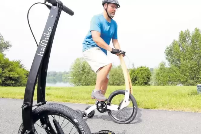Zunächst eine Viertelstunde üben: Martin Schmitt testet das Halfbike auf dem Rheindamm.