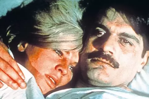 Yuri Schiwago (Omar Sharif) nimmt in der Verfilmung von Doktor Schiwago Lara Antipova (Julie Christie) in den Arm.