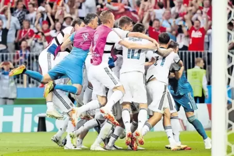 Im Taumel: Russlands Nationalelf feiert den Einzug ins Viertelfinale.