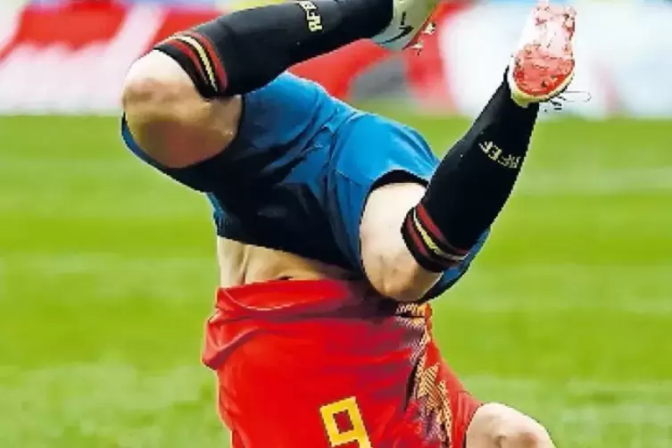 Abgest&uuml;rzt: Andres Iniesta und Spanien.
