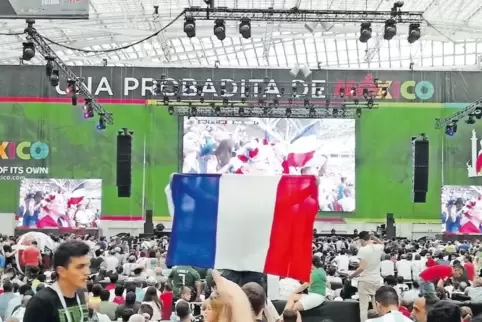 Jubel und Tristesse im Mexiko-Fan-Haus, wo Anhänger aus aller Welt zusammen WM gucken: Frankreich ist obenauf, die Argentinier t