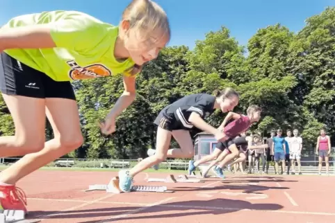 Los: Die jungen Sprinter verlassen den Startblock.