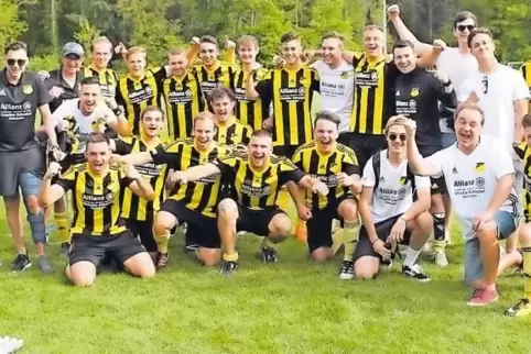 Meister mit allem, was dazugehört: der FV Dudenhofen III.