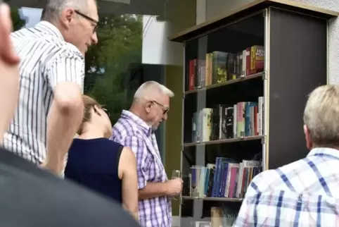 Mit 150 Büchern für große und kleine Leser ist der Eppsteiner Bücherschrank vorerst gut gefüllt. Die ersten Interessenten bedien