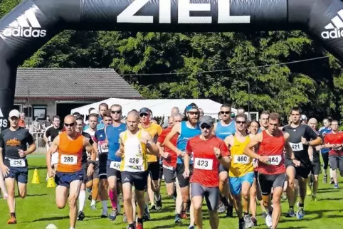 Start zum Heidenburglauf 2017: vorne der spätere Sieger André Bour (Nummer 423), daneben Matthias Hecktor (464).