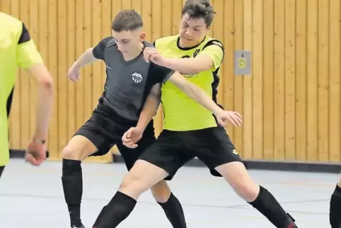 Arlind Ademi (links) und der JFV Zweibrücken waren im Hallenfußball aktiv.