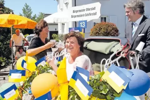 Hat gut lachen: Die Schifferstadter Bürgermeisterin Ilona Volk lässt sich von ihrem Otterstadter Kollegen Bernd Zimmermann durch