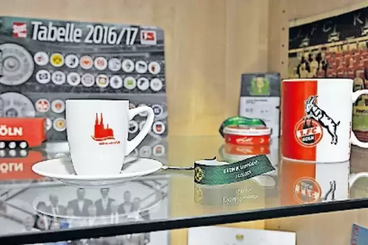 FC K&ouml;ln-Andenken in einer Vitrine. In der Saison 2016/17 sah es f&uuml;r den Verein noch ganz gut aus.